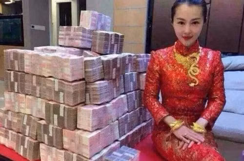 Cư dân mạng Trung Quốc đan lan truyền những hình ảnh về một đám cưới siêu sang ở Phúc Kiến, Trung Quốc. Sau khi nhìn thấy những hình ảnh này, nhiều người đã than thở rằng, muốn cưới được vợ đúng là khó hơn lên trời, lý do là vì đồ thách cưới quá nhiều. Tuy nhiên, ở những đám cưới siêu sang như thế này, khi sính lễ của nhà trai cực kỳ khủng thì của hồi môn của những cô dâu vàng cũng không hề kém cạnh, thậm chí hồi môn bạc tỷ còn khiến nhiều người choáng ngợp.