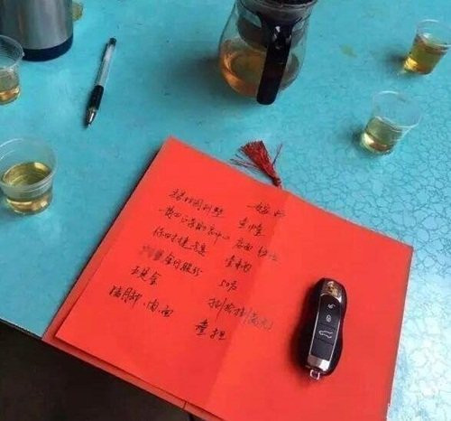 "Ngày cưới là ngày vui, nếu hạnh phúc, vui vẻ đo bằng những chồng tiền, có lẽ 90% dân số trên thế giới sẽ rơi vào bất hạnh", một cư dân mạng bình luận.