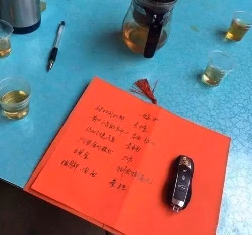 "Ngày cưới là ngày vui, nếu hạnh phúc, vui vẻ đo bằng những chồng tiền, có lẽ 90% dân số trên thế giới sẽ rơi vào bất hạnh", một cư dân mạng bình luận.