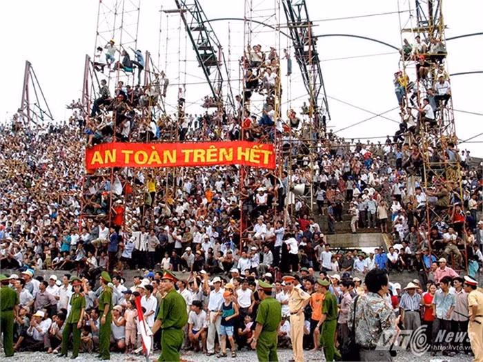 Cảnh tượng kinh hoàng ở Nigeria cũng không khác là bao so với những gì bầu Đức đã trải qua tại các khán đài Việt Nam.