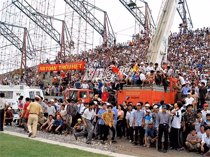 Đó là ngày 22/6/2003 sân Thiên Trường bị vỡ khi HAGL tới đây đá trận cuối cùng của mùa giải với đội chủ nhà Nam Định.