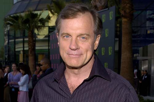 Stephen Collins Cuối năm 2014, tài tử điện ảnh người Mỹ Stepen Collins bị cảnh sát New York lập hồ sơ truy tố vì hành vi quấy rối trẻ em. Stephen ghi âm lời thú tội với vợ như một phương pháp trị liệu năm 2012, những đoạn băng thu âm bị rò rỉ khiến cho cuộc đời nam diễn viên này tụt dốc không phanh. Stephen thú nhận mình từng có hành vi quấy rồi với ba bé gái ở độ tuổi 11 tới 13 tuổi.