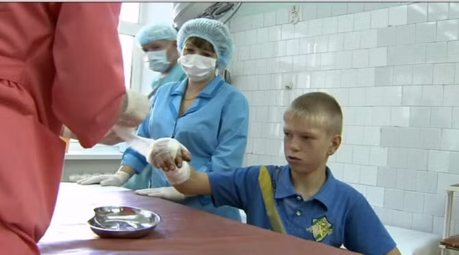 Nikita và Stas hiện vẫn đang được điều trị và theo dõi tại bệnh viện. Ảnh nguồn: Russia Today.