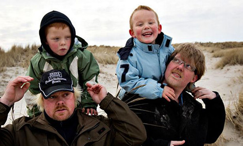 Michael và con trai Marcus (bên trái) cùng Tommy và con trai Lucas (bên phải). Marcus và Lucas là anh em sinh đôi.