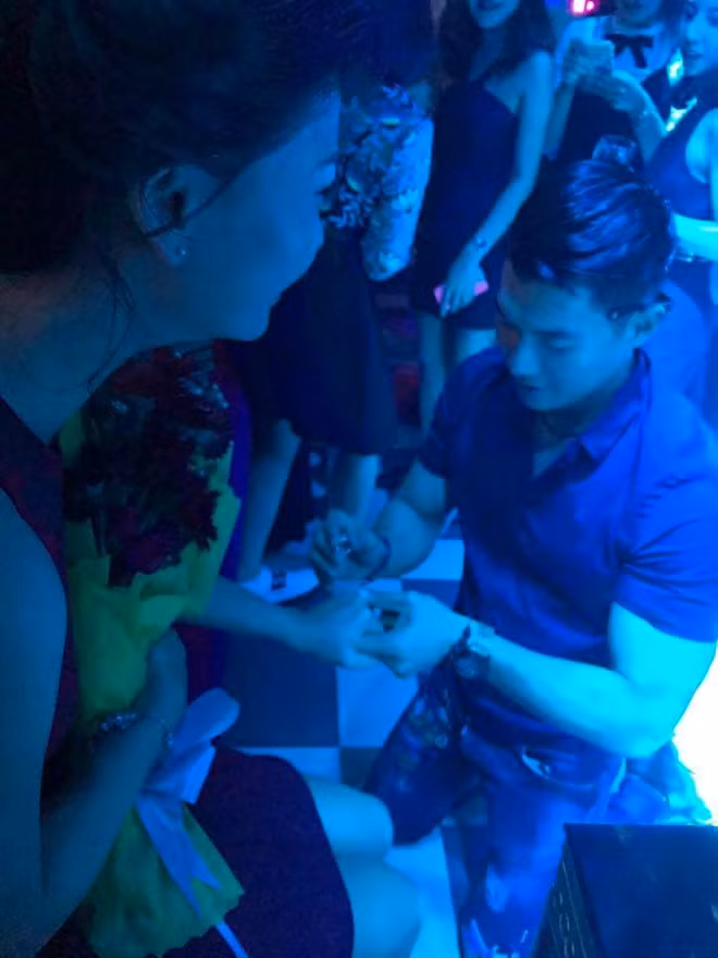 Truong Nam Thanh cau hon ban gai day bat ngo trong dem tiec