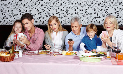 Smartphone có thể khiến con người lạnh nhạt với mọi người xung quanh. (Ảnh minh họa)