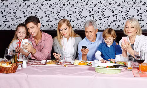 Smartphone có thể khiến con người lạnh nhạt với mọi người xung quanh. (Ảnh minh họa)