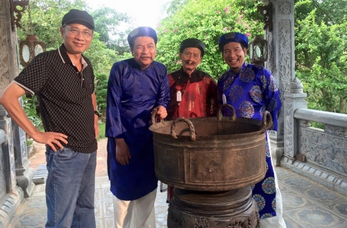 Đạo diễn Phạm Đông Hồng tiếp lời: "Sau khi làm xong kịch bản, tôi có giao cho người trợ lý gọi điện mời chú Bằng vào phần 4 của phim hài Chôn nhời. Tuy nhiên, trợ lý báo lại với tôi rằng: Chú Phạm Bằng nói là năm nay sẽ không tham gia được phim của Đông Hồng do đã nhận lời làm phim nhựa trong Sài Gòn. Tôi nghĩ bụng, thôi xong rồi, kịch bản đã viết xong, với sắp xếp đủ nhân vật, sao chú ấy lại từ chối. Thế là tôi điện thoại hỏi thăm, thì nghệ sĩ Phạm Bằng khi ấy mới nói thật là đang bị ốm, cần phải tĩnh dưỡng nên không làm phim được...”.