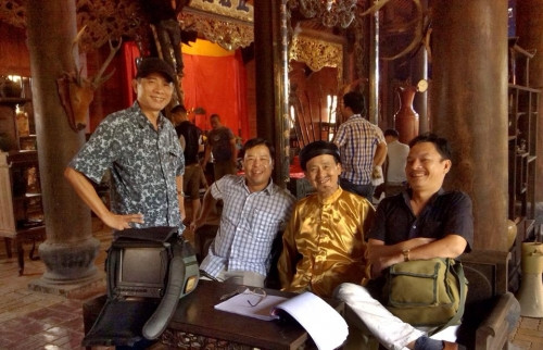 Phút giải lao sau giờ diễn của đoàn làm phim.