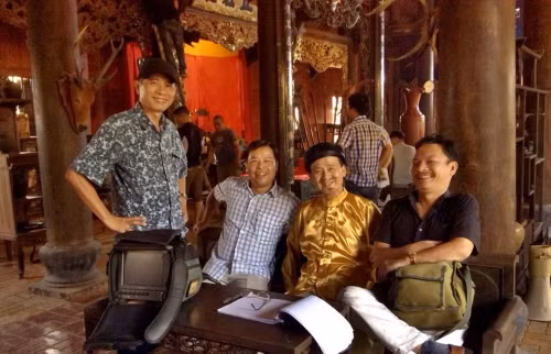 Phút giải lao sau giờ diễn của đoàn làm phim.