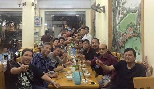 Đạo diễn Phạm Đông Hồng ngậm ngùi cho biết: “Tôi cảm thấy buồn và hụt hẫng khi nghe tin nghệ sĩ Phạm Bằng ra đi, từ lâu tôi coi chú ấy như một người thân thiết trong gia đình của mình. Nhiều năm nay, nghệ sĩ Phạm Bằng gắn bó với Công ty CP Nghe nhìn Thăng Long với những bộ phim hài tết. Có thể nói, nếu không có Phạm Bằng và các nghệ sĩ thân thiết khác, 3 tập của phim hài Chôn nhời sẽ không ra chất hài như tôi muốn. Tôi biết chú Bằng ốm cách đây 3 tháng, khi đó, đoàn làm phim đã xong khâu kịch bản, chuẩn bị những công việc cần thiết cho việc quay tiếp phim Chôn nhời 4...”.