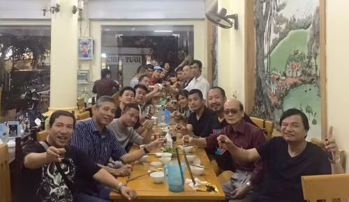 Đạo diễn Phạm Đông Hồng ngậm ngùi cho biết: “Tôi cảm thấy buồn và hụt hẫng khi nghe tin nghệ sĩ Phạm Bằng ra đi, từ lâu tôi coi chú ấy như một người thân thiết trong gia đình của mình. Nhiều năm nay, nghệ sĩ Phạm Bằng gắn bó với Công ty CP Nghe nhìn Thăng Long với những bộ phim hài tết. Có thể nói, nếu không có Phạm Bằng và các nghệ sĩ thân thiết khác, 3 tập của phim hài Chôn nhời sẽ không ra chất hài như tôi muốn. Tôi biết chú Bằng ốm cách đây 3 tháng, khi đó, đoàn làm phim đã xong khâu kịch bản, chuẩn bị những công việc cần thiết cho việc quay tiếp phim Chôn nhời 4...”.