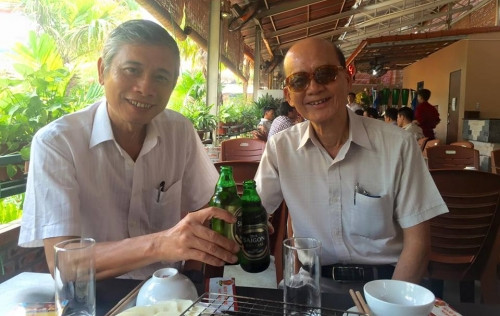 Nhiều năm nay, khán giả thường gặp lại nghệ sĩ Phạm Bằng qua những bộ phim hài tết của Đạo diễn Phạm Đông Hồng sản xuất. Có thể nói, Đạo diễn Phạm Đông Hồng rất có duyên khi làm những chùm hài tết đặc sắc có sự xuất hiện của Phạm Bằng, chùm hài mang tên Chôn nhời 1, Chôn nhời 2, Chôn nhời 3 nhiều năm nay đã nhận được sự ủng hộ nhiệt tình của khán giả với những tình tiết hài đặc sắc, thâm thúy, cười mà như khóc. Theo đó, nghệ sĩ Phạm Bằng cũng đã cùng vị đạo diễn tài ba này làm nên tên tuổi của những bộ phim hài “rất Phạm Đông Hồng”.