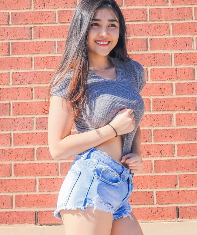 Cô có vẻ đẹp đúng chuẩn hiện đại với đùi mật ong, cơ bắp săn chắc.