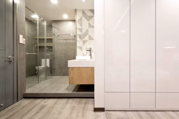 Một hệ thống tường gạch đã được sử dụng để làm nổi bật các khu chức năng khác nhau và đóng một vai trò trang trí cho căn hộ.