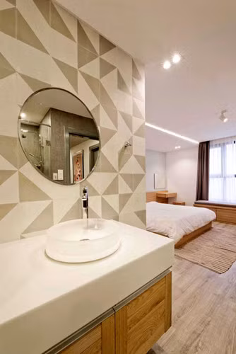 Căn hộ gồm 2 phòng ngủ tràn ngập ánh sáng tự nhiên và một phòng khách nhỏ.