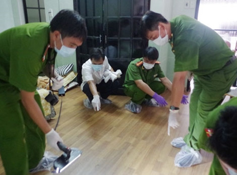 Lực lượng Công an khám nghiệm hiện trường vụ án.