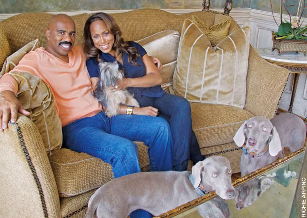 Vừa qua, Steve Harvey đã được chọn mặt gửi vàng để dẫn dắt cuộc thi "Hoa hậu hoàn vũ" danh giá. Trong chương trình, Steve còn chia sẻ: "Quý vị ạ, trong đời tôi có ba ngày quan trọng: Đó là ngày mẹ tôi sinh tôi ra, ngày vợ tôi đồng ý lấy tôi và thứ ba là ngày cô ấy đồng ý để tôi làm MC của chung kết Hoa hậu Hoàn vũ năm nay. Vâng, cô ấy đang ở đây. Cảm ơn em, vợ của anh!". Tuy nhiên, ít tiếng sau đó, đêm chung kết Hoa hậu hoàn vũ càng trở nên đặc biệt với Steve khi công bố nhầm tên hoa hậu Phillipine thành Colombia. Có lẽ, đây sẽ là một ngày đáng nhớ của "Vua hài".