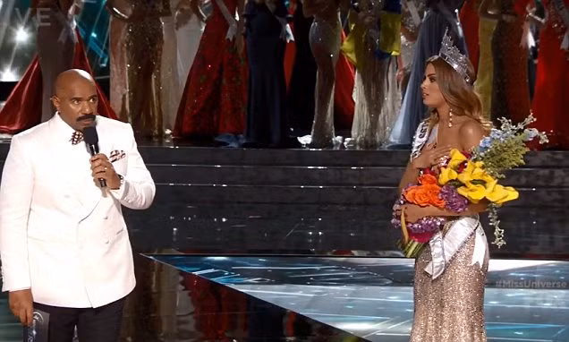 Sinh ra tại Broderick, Steve bắt đầu bén duyên với truyền hình từ khi còn trẻ. Bộ phim hài hành động đầu tiên anh đóng vào 08 tháng 10, 1985 tại Hilarities Comedy Club ở Cleveland, Ohio. Năm 1989, ông đạt giải cao trong một cuộc thi tìm kiếm diễn viên hài thường niên và giành được nhiều sự hâm mộ của khán giả, đặc biệt những người Mỹ gốc Phi. Sau nhiều năm hoạt động, Steve được mệnh danh là "Vua hài". Hiện nay, ông là chủ xị của các chương trình như: The Steve Harvey Morning Show, Steve Harvey (the talk show) và Family Feud.