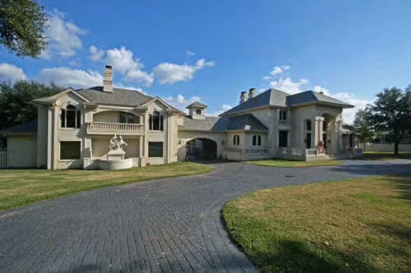 Steve Harvey có tài sản ròng ước tính khoảng 85 triệu đô. Cả gia đình gồm vợ chồng và bảy đứa con sống trong một căn biệt thự nguy nga, rộng 1765m 2 ở phía bắc Atlanta. Căn biệt thự được trang trí lộng lẫy với sự hỗ trợ của Công ty thiết kế hàng đầu L.Smith và Stuart. "Atlanta là sự lựa chọn hoàn hảo cho chúng tôi vì hầu hết các công ty của Steve nằm ở phía đông của sông Mississippi và đó là một nơi tuyệt vời để nuôi dạy con cái", vợ danh hài Marjorie chia sẻ.