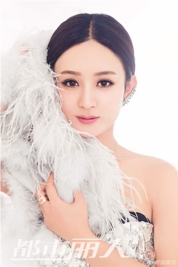 Triệu Lệ Dĩnh với gương mặt ngọt ngào, nét trẻ thơ, vững chắc vị trí thứ 10.