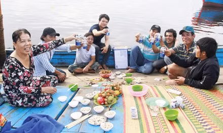 Tat nien tren tau ca