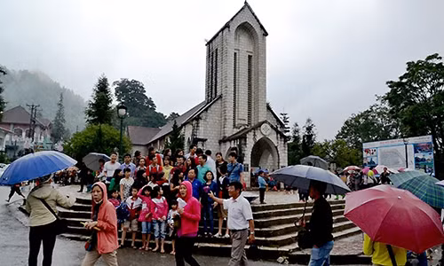 Lanh ret bat thuong giua he Sa Pa khien du khach ngo ngang