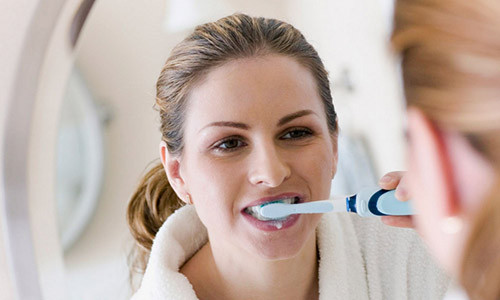 Bi benh chi vi thoi quen danh rang sai cach