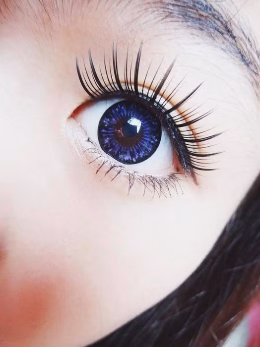 Đeo kính áp tròng những màu rực rỡ vào thời tiết ban ngày khiến bạn trong dữ tợn và khác lạ chứ không hề quyến rũ như bạn nghĩ.