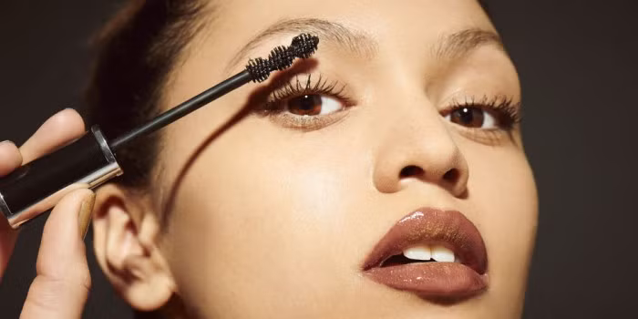Hãy nhẹ nhàng với lớp mascara đen, đôi mắt bạn sẽ tự nhiên và lôi cuốn hơn