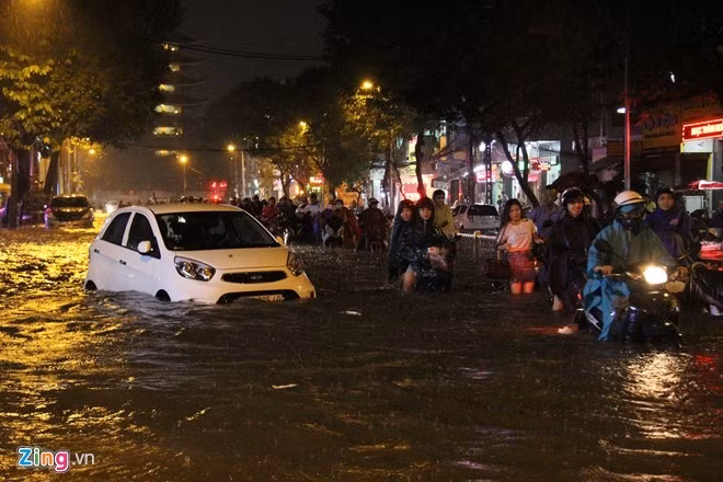 Nhiều tuyến đường ở TP.HCM ngập nặng sau mưa lớn. Ảnh: Lê Trai.