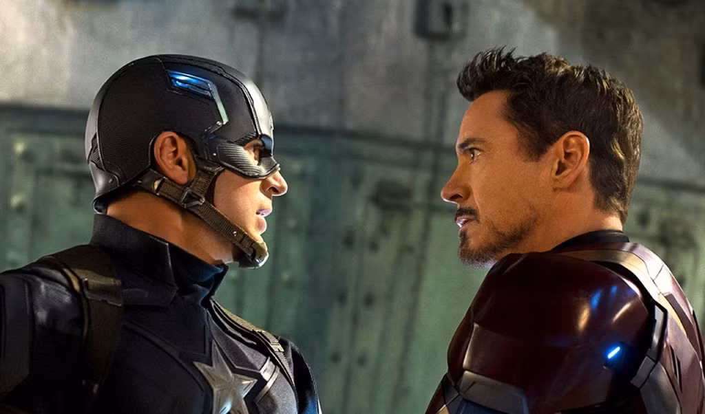 Captain America: Civil War (2016): Ngay sau Batman v Superman: Dawn of Justice, công chúng lập tức được thưởng thức phần ba của Captain America và nội dung chính tác phẩm là cuộc đối đầu giữa chính các thành viên nhóm Avengers, lần lượt do Captain America và Iron Man lãnh đạo. Hai siêu anh hùng được nhiều người yêu mến trở nên chia rẽ sau khi chính phủ ban hành đạo luật kiểm soát siêu nhân bởi những thiệt hại và thương vong to lớn trong hai cuộc chiến với Loki và Ultron trước đó. Ngoài ra, Cap cũng muốn giải cứu người bạn thân Bucky/The Winter Soldier, nhân vật đang bị chính phủ truy đuổi gắt gao. Ảnh: Disney