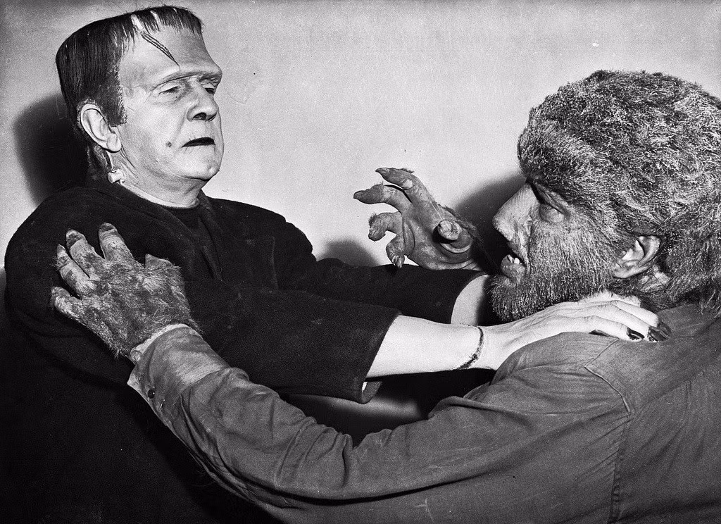 Frankenstein Meets the Wolfman (1943): Tác phẩm là trận chiến đẫm máu giữa hai quái vật nổi tiếng thuộc bản quyền hãng Universal: Frankenstein và Người Sói. Đây có thể coi là một trong những tựa phim điện ảnh đầu tiên thuộc dòng crossover (phim liên kết). Thời gian tới, Universal chuẩn bị tái khởi động hàng loạt thương hiệu phim quái vật, như Quái vật dưới đầm đen, Xác ướp Ai Cập (với Tom Cruise), Người vô hình (với Johnny Depp), Bá tước Dracula… để tất cả sau đó có thể cùng hội tụ trong một dự án bùng nổ cỡ Avengers. Ảnh: Universal