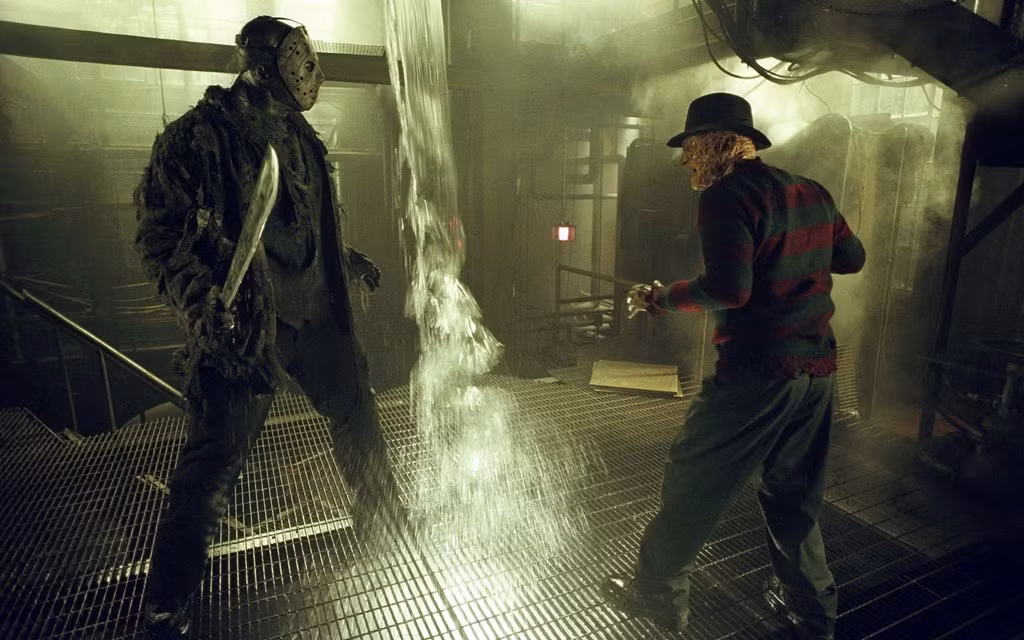Freddy vs. Jason (2003): Nếu như Freddy Krueger là tên sát nhân có khả năng thâm nhập vào giấc mơ của nạn nhân ở loạt A Nightmare on Elm Street, thì Jason Voorhees lại là “ngôi sao” của loạt Friday the 13th - một quái nhân được hồi sinh bởi sấm sét và gần như bất tử. Cả hai nổi tiếng với phương thức giết người tàn nhẫn, dần trở thành tượng đài kinh điển của dòng phim kinh dị. Do đó, cuộc đối đầu giữa hai nhân vật trong Freddy vs. Jason từng rất được công chúng quan tâm và chờ đón hồi mùa hè 2003. Ảnh: New Line Cinema