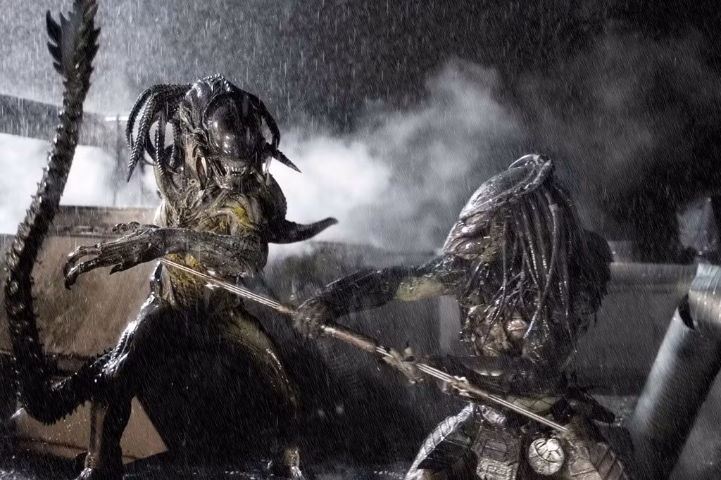 AVP: Alien vs. Predator (2004): Các Alien và Xenomorph từng gieo rắc nỗi kinh hoàng cho loài người qua bốn tập phim Alien ăn khách có sự tham gia của ngôi sao Sigourney Weaver. Chúng tỏ ra cực kỳ nguy hiểm khi sở hữu hàm răng nanh bén nhọn cùng tốc độ vượt trội. Ngược lại, Predator là một chủng tộc chiến binh ngoài vũ trụ, sở hữu công nghệ phát triển với đam mê săn bắn các sinh vật khác. Thật không may cho nhân loại khi Trái đất trở thành chiến địa đẫm máu trong cuộc chạm trán của Alien và Predator. Ảnh: Fox