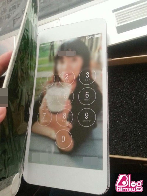 Lật mở trang đầu tiên, một mã khóa kỹ thuật được thiết kế rất giống thật. Bên cạnh đó, bạn trai còn mô phỏng màn hình điện thoại là cô gái mình yêu thương như để thể hiện tình cảm nồng nàn của mình dành cho người ấy.