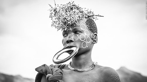 Phụ nữ của bộ lạc Suri nổi tiếng với việc căng môi với những chiếc vòng hoặc đĩa làm bằng đất sét nung. Khi các cô gái đến tuổi dậy thì, họ sẽ trải qua một nghi lễ dị thường, trong đó 2 chiếc răng hàm dưới bị nhổ bỏ trước khi môi dưới của họ được đục thủng một lỗ nhỏ. Một chiếc đĩa bằng đất sét hoặc tấm gỗ sẽ được gắn chặt vào lỗ thủng trên môi và lỗ thủng này sẽ dần dần gia tăng kích cỡ, kéo giãn môi dưới một cách bất thường.