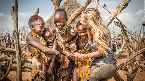 “Những đứa trẻ luôn là đối tượng dễ để chụp ảnh nhất, vì chúng rất thích tôi vuốt ve và cười đùa với chúng. Mái tóc vàng dài của tôi rất cuốn hút lũ trẻ, nhưng làn da trắng của tôi lại khiến chúng sợ hãi khi tôi ngỏ ý bế ẵm chúng”, nhiếp ảnh gia chia sẻ.