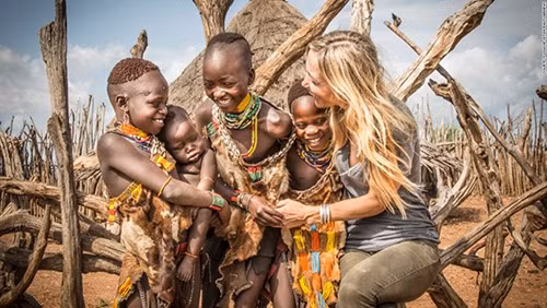 “Những đứa trẻ luôn là đối tượng dễ để chụp ảnh nhất, vì chúng rất thích tôi vuốt ve và cười đùa với chúng. Mái tóc vàng dài của tôi rất cuốn hút lũ trẻ, nhưng làn da trắng của tôi lại khiến chúng sợ hãi khi tôi ngỏ ý bế ẵm chúng”, nhiếp ảnh gia chia sẻ.