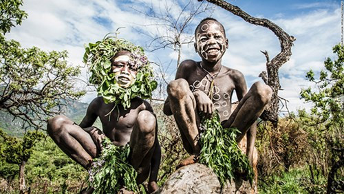 Trẻ em của bộ lạc Suri thường chơi đùa trong một cánh đồng ngô và lúa miến. Các bộ lạc nơi đây thường ủ bia từ lúa miến, tạo ra một loại bia khá mạnh.