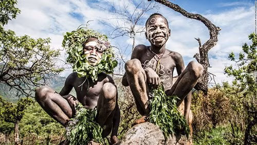 Trẻ em của bộ lạc Suri thường chơi đùa trong một cánh đồng ngô và lúa miến. Các bộ lạc nơi đây thường ủ bia từ lúa miến, tạo ra một loại bia khá mạnh.