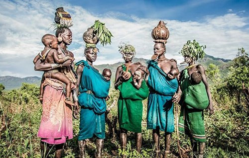 Phụ nữ trong các bộ lạc ở thung lũng Omo Rover được biết đến với tục căng môi bằng đĩa và các mẫu hoa văn trông như vỏ cây tinh xảo rạch trên da. Phụ nữ và trẻ em ở đây cũng thường tự trang điểm cho mình với những hình vẽ bằng đất sét trắng và cài hoa trên đầu.