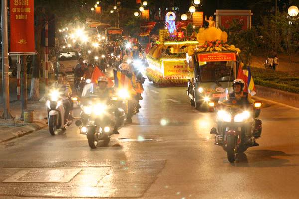 Đoàn diễu hành được các thành viên CLB Mô tô Hà Nội hộ tống.