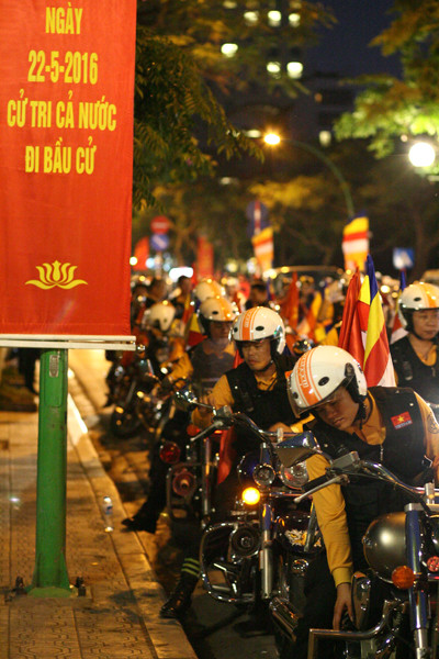 Đội mô tô khủng với đồng phục ghi lê đen và áo vàng dài tay khá nổi bật.