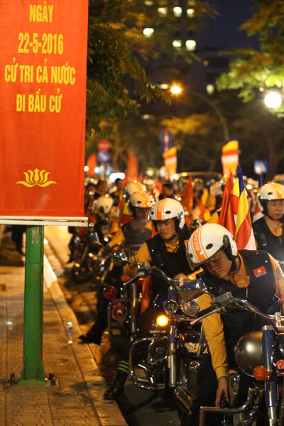 Đội mô tô khủng với đồng phục ghi lê đen và áo vàng dài tay khá nổi bật.