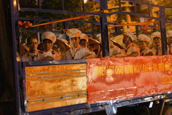 Đoàn xe quân nhạc đi đầu đoàn diễu hành.