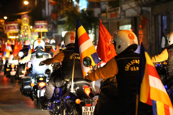 Đoàn mô tô khủng diễu hành gây sự chú ý, tò mò của nhiều người dân.