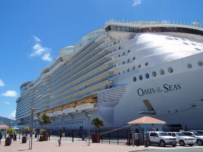 Oasis of the Seas là siêu du thuyền lớn thứ 3 thế giới, sau Harmony of the Seas và Allure of the Seas. Con tàu này cũng thuộc sở hữu của hãng Royal Caribbean International.