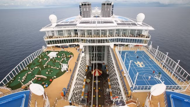 Du thuyền lớn nhất thế giới này có đầy đủ tiện nghi từ thể thao mạo hiểm, thể thao trong nhà, nhà hàng, rạp chiếu phim, bể bơi và thậm chí phố mua sắm. Allure of the Seas cần tới 2.384 người để phục vụ du khách.