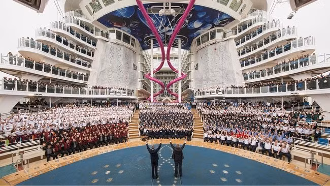 Hàng trăm người đã tham gia vào buổi chào mừng chuyến đi biển thử nghiệm của Harmony of the Seas.